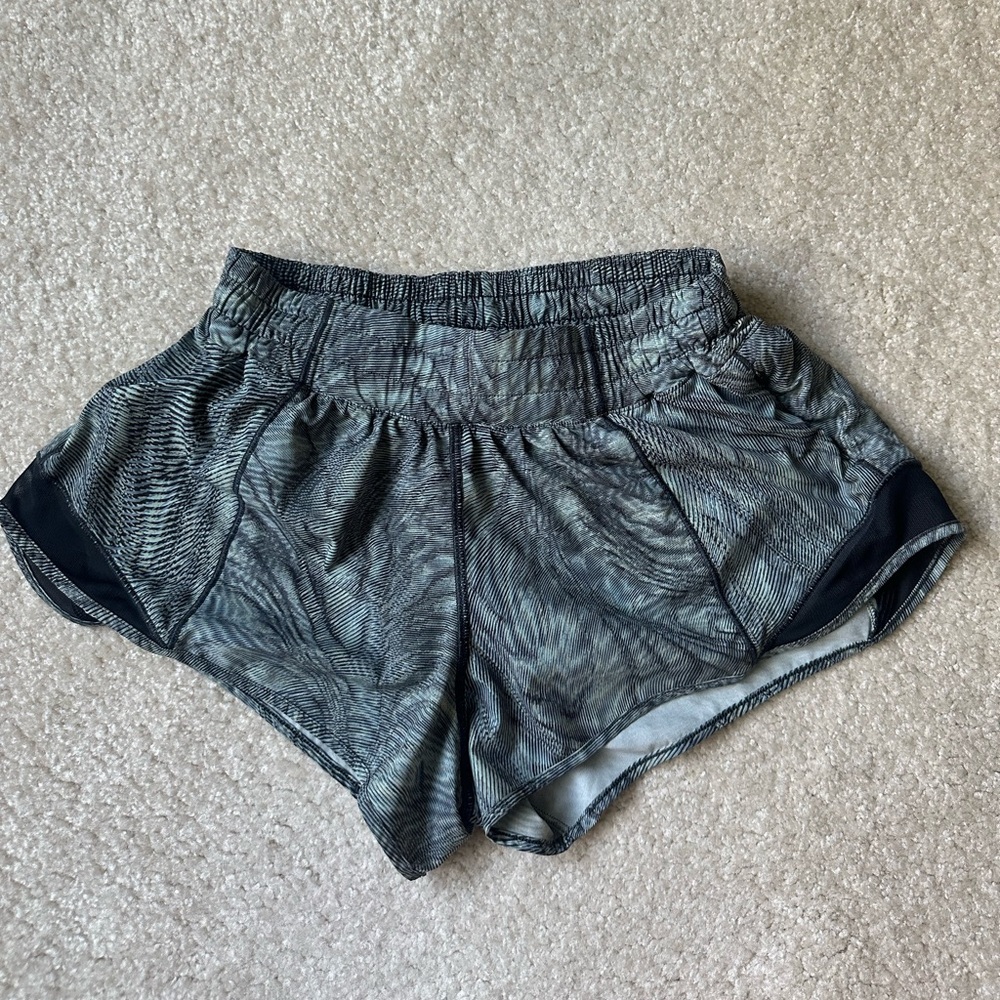Lululemon Hotty Hot Short 2.5” Inseam Size 6